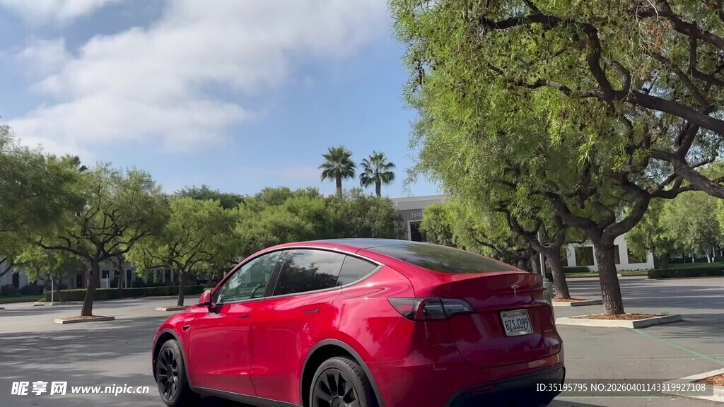 红色SUV停在绿树环绕处