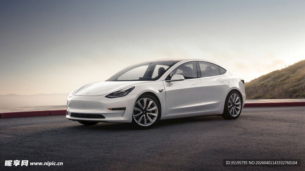 白色特斯拉Model 3在路上