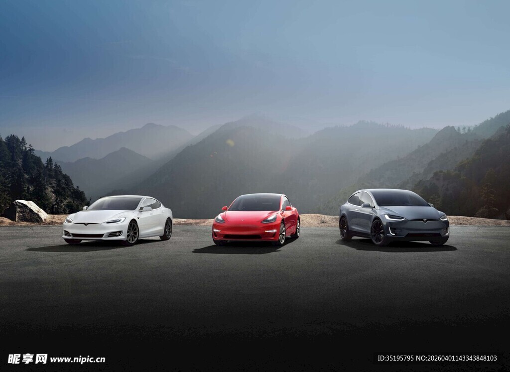 三辆酷炫轿车停于开阔地