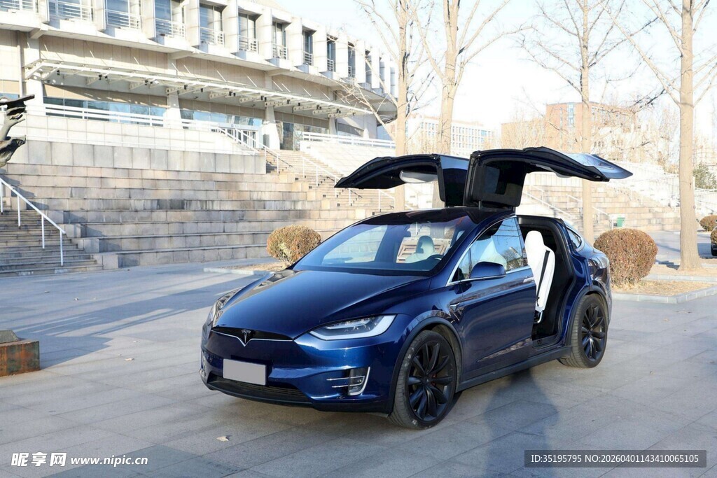 炫酷蓝色鸥翼门汽车亮相