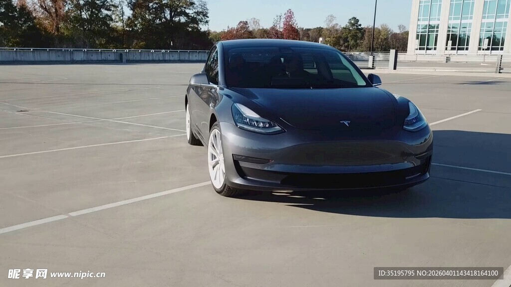 停车场中的特斯拉汽车
