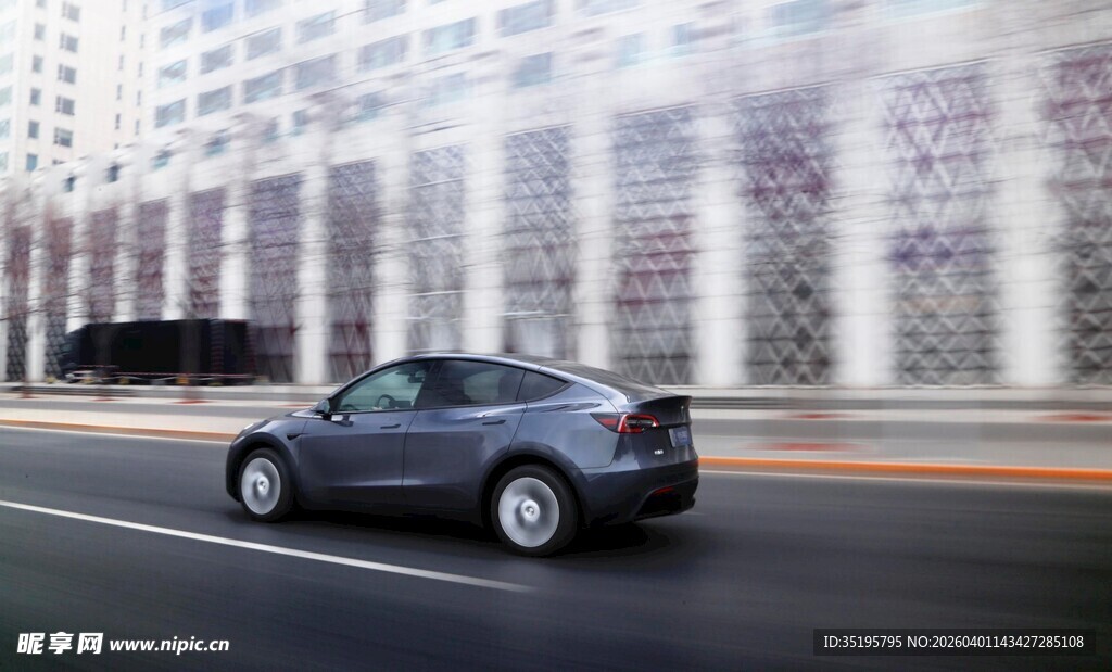 公路上行驶的黑色轿车