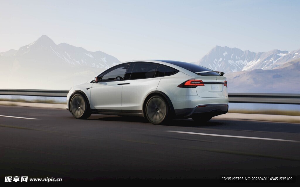 公路上行驶的白色SUV