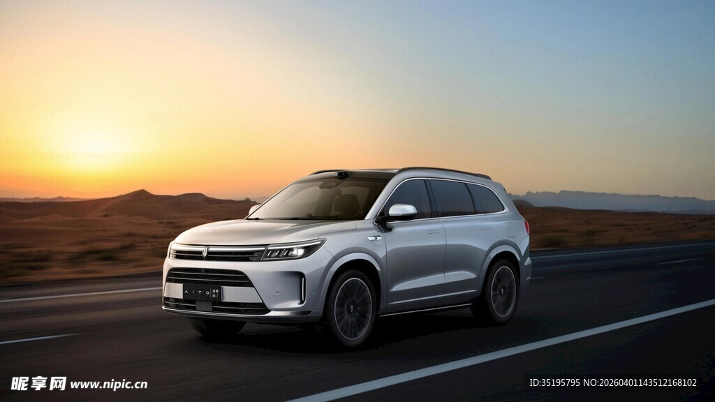 夕阳下公路上的白色SUV