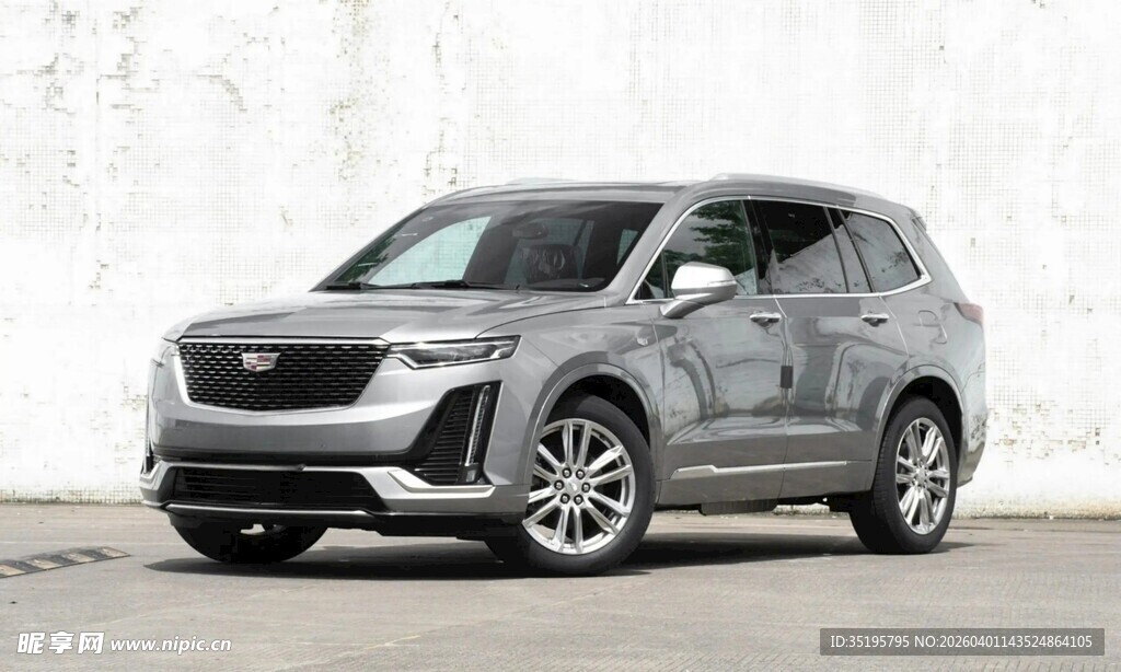 银灰色SUV汽车外观展示