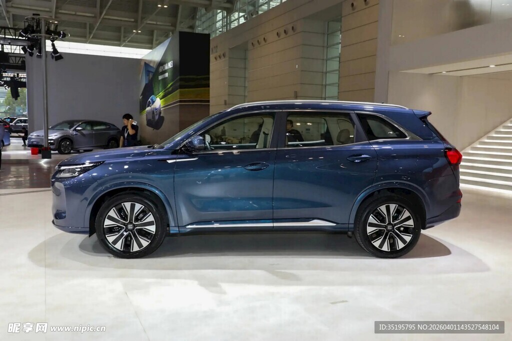 蓝色时尚SUV汽车展示