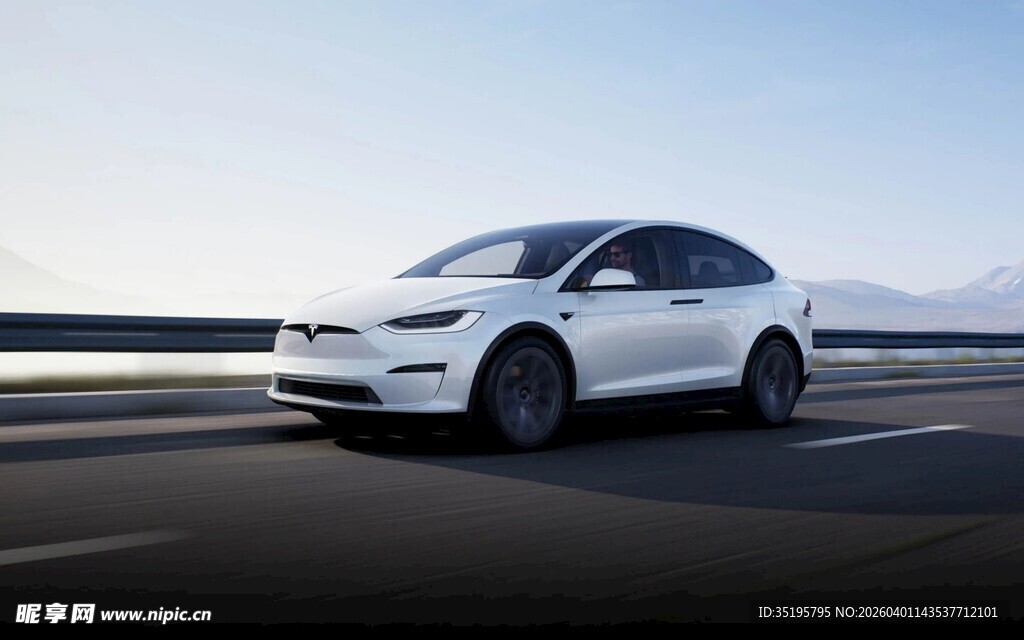 公路上行驶的白色酷炫汽车