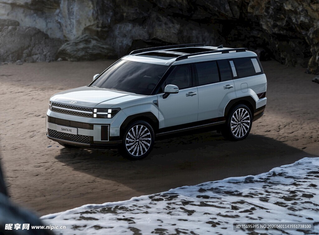 户外越野的白色SUV