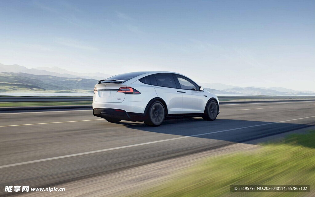 公路上行驶的时尚白色汽车