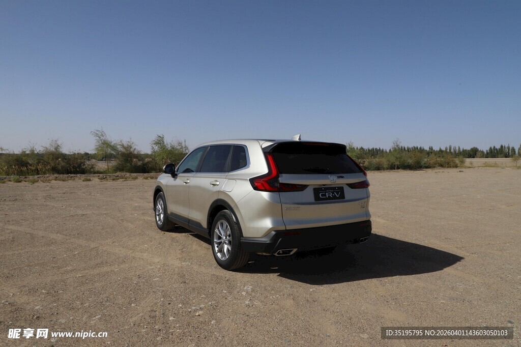 银色SUV于开阔旷野中