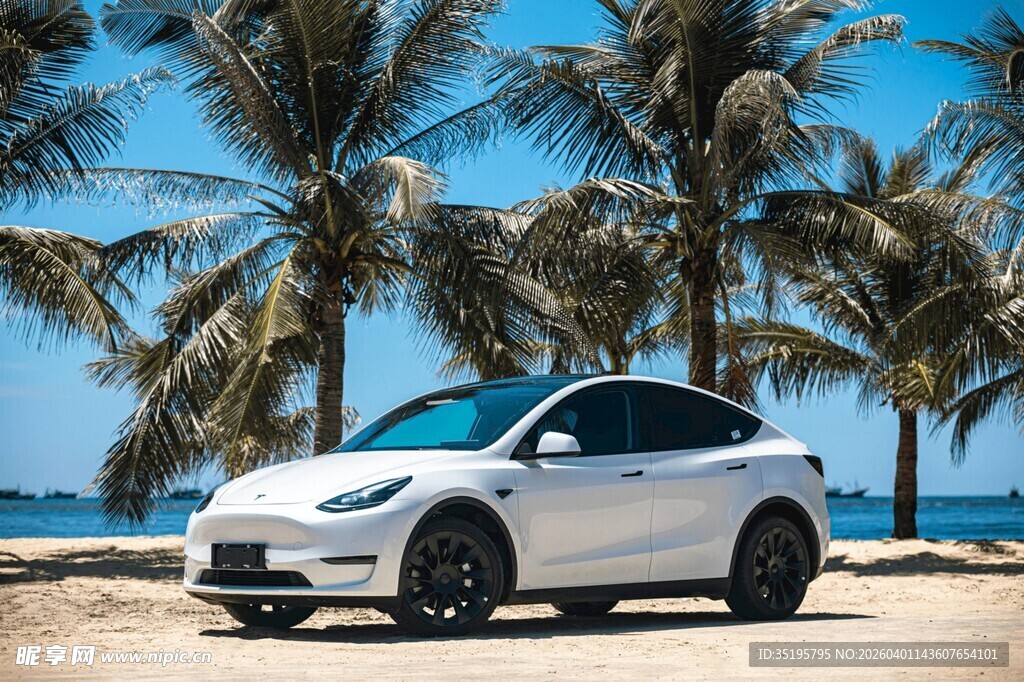 沙滩上的白色炫酷电动汽车