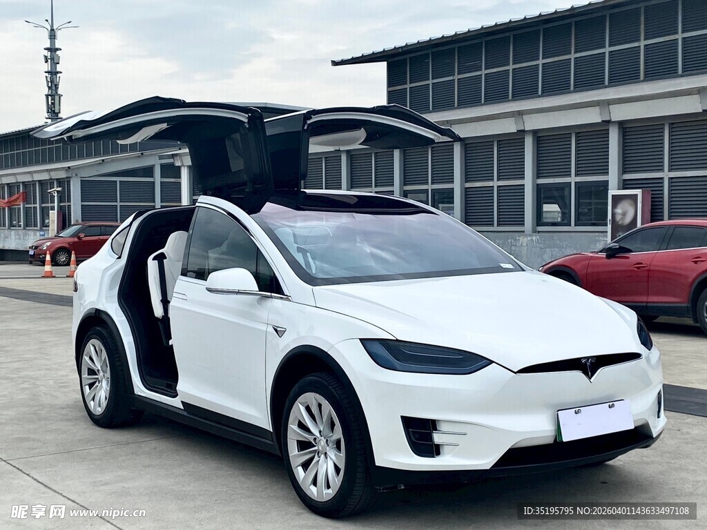 白色特斯拉SUV车门开启