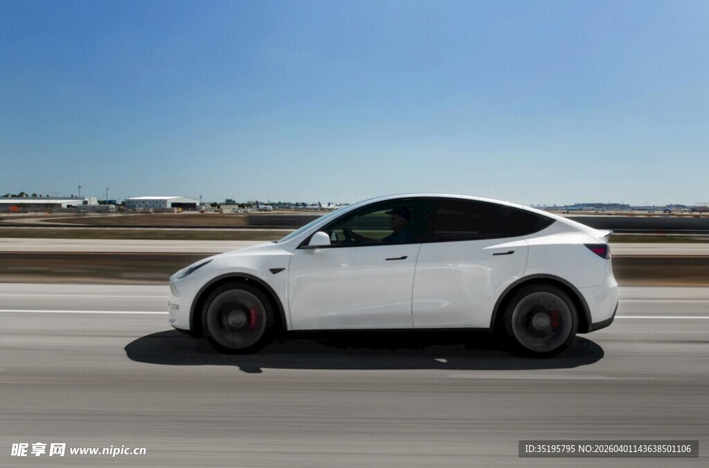 白色SUV公路驰骋