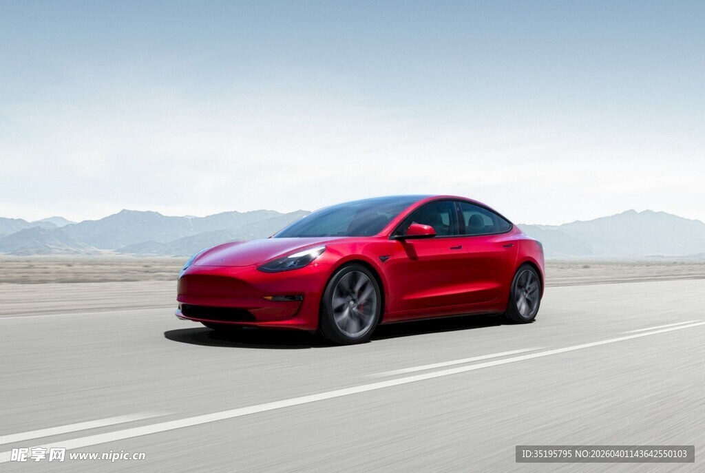 红色特斯拉汽车公路行驶