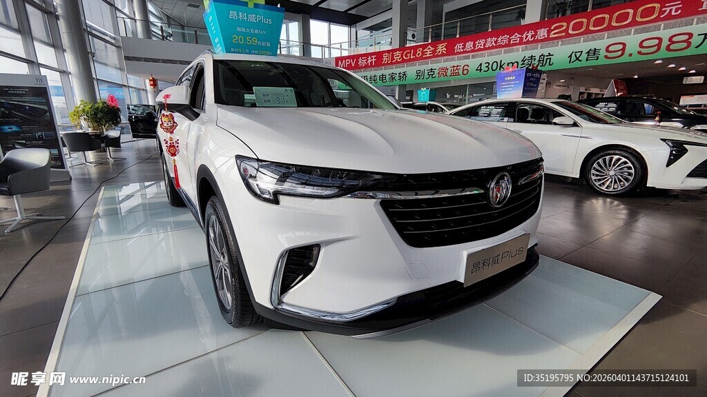 展厅内的白色SUV汽车