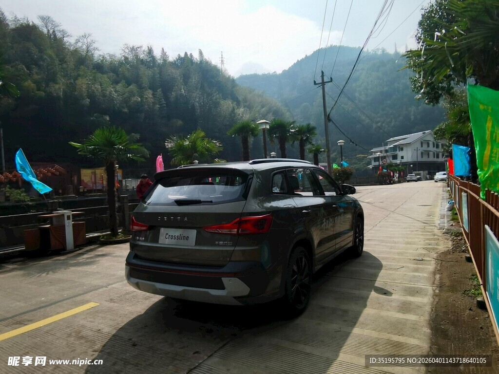 山间公路上的行驶车辆