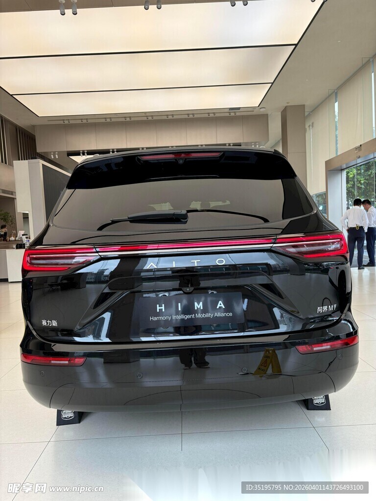 黑色SUV汽车尾部展示