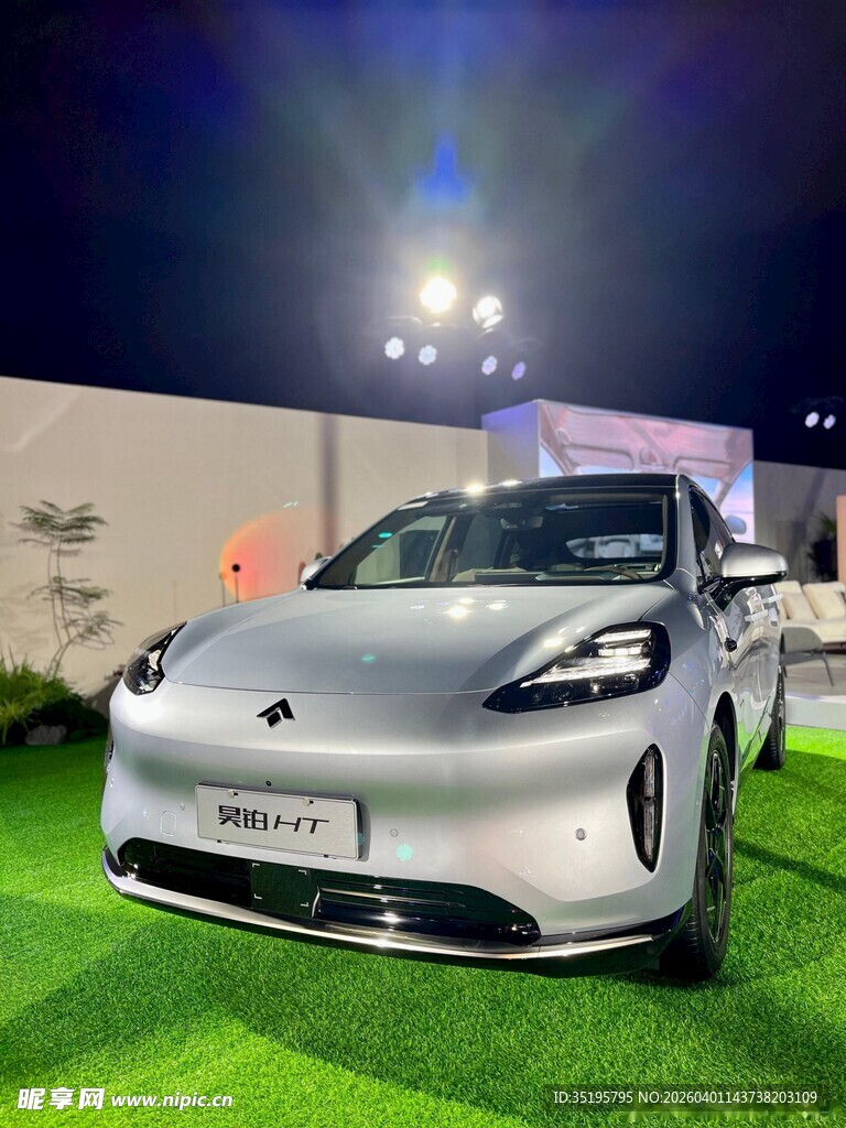 银色炫酷电动汽车展示