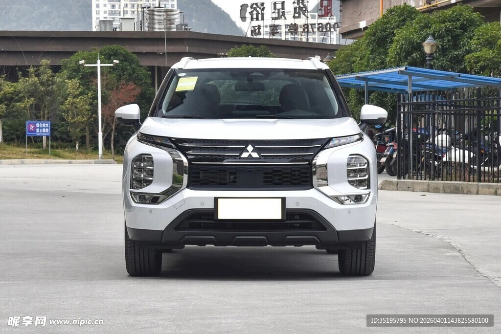 白色三菱SUV停于户外