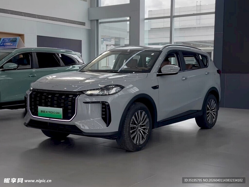 室内展示的银灰色新能源汽车