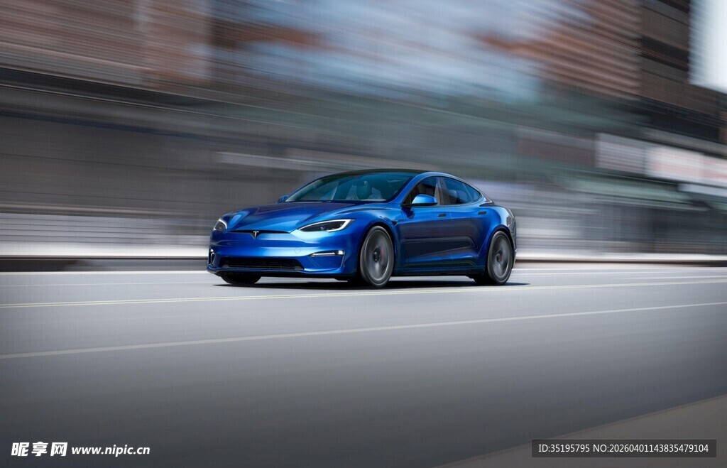 蓝色轿车飞驰在路上