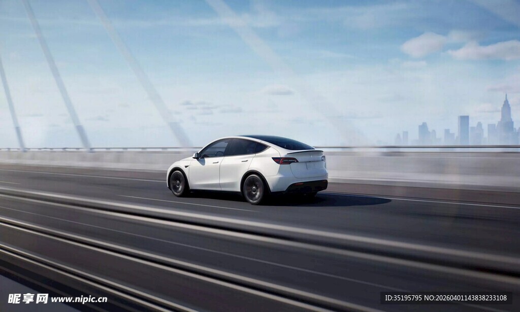 公路上行驶的白色酷炫汽车