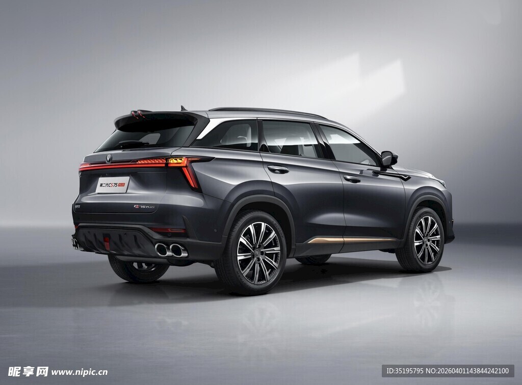 时尚动感SUV汽车侧后方