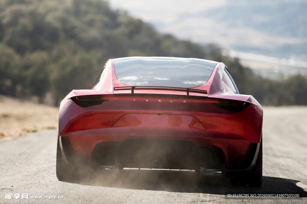 红色跑车驰骋于开阔道路