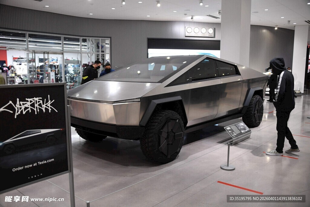 未来感电动皮卡展厅展示