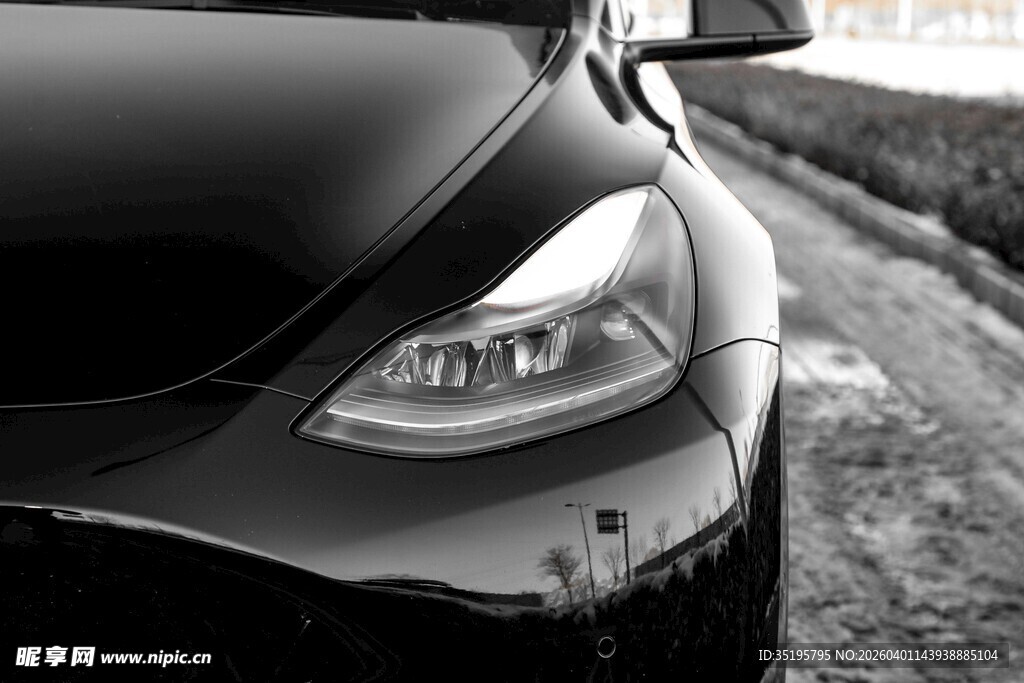 黑色汽车车头特写