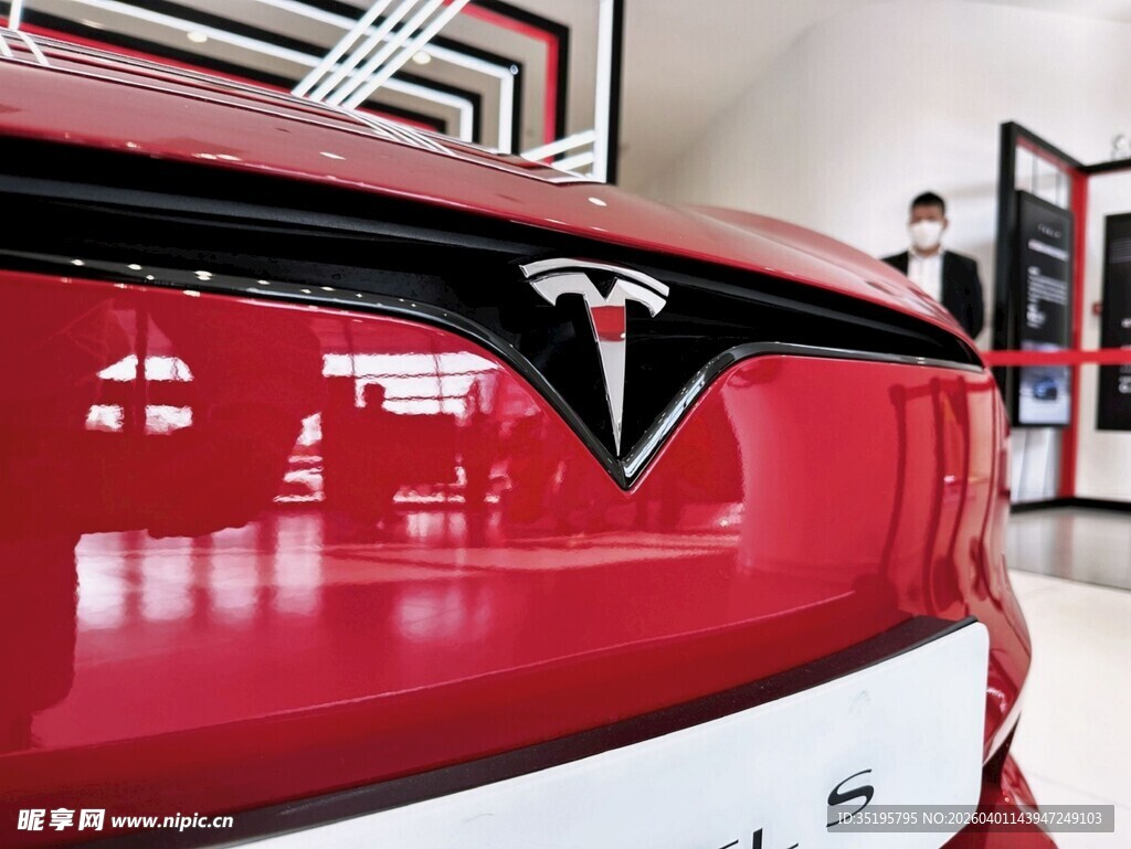 红色特斯拉汽车车尾特写