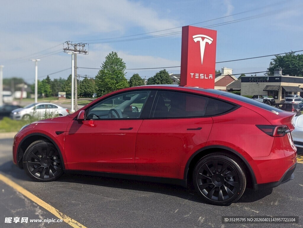 红色马自达停于特斯拉店外