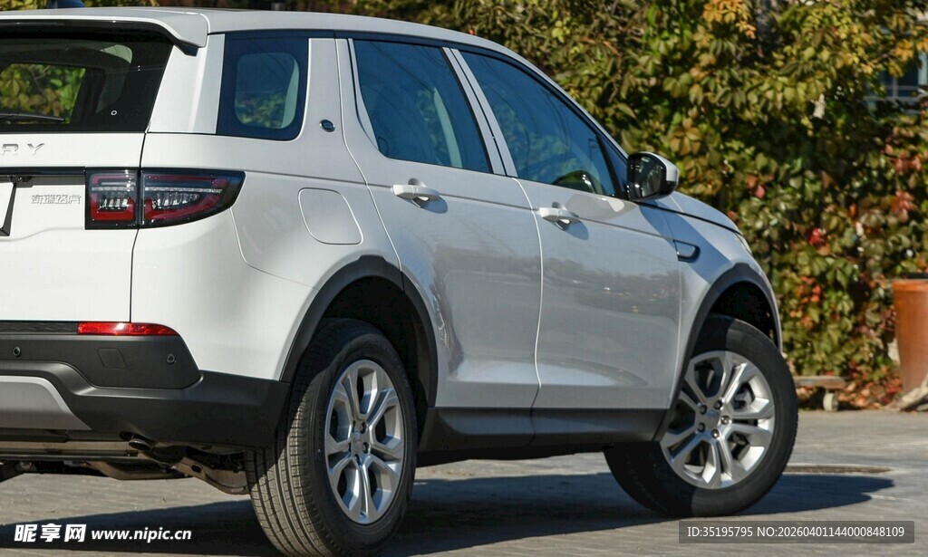 银色路虎SUV户外靓影