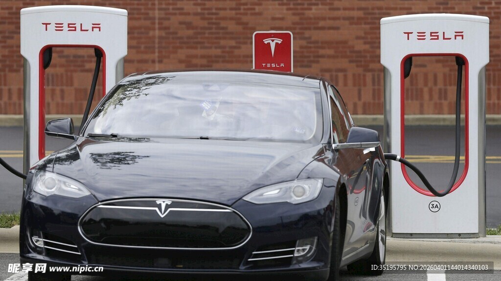 特斯拉汽车正在充电桩充电