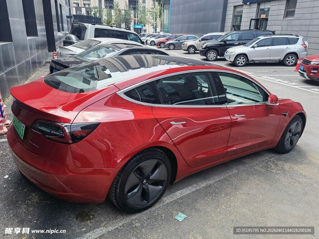 红色特斯拉轿车停于路边