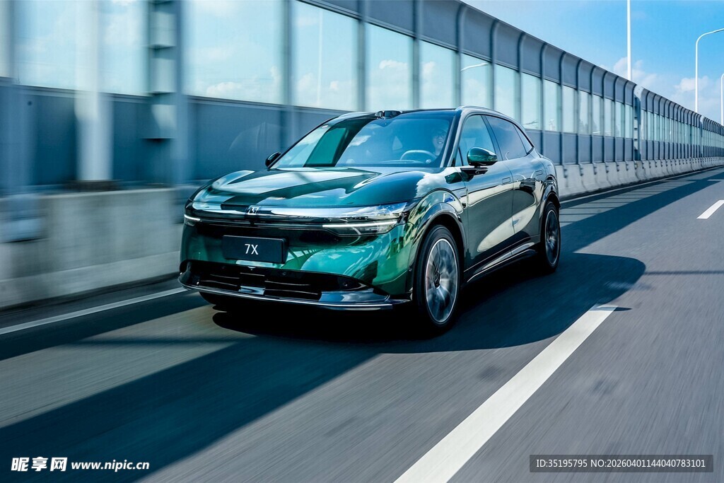 高速行驶的新能源汽车