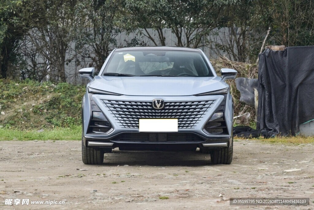 银灰色SUV汽车正面展示