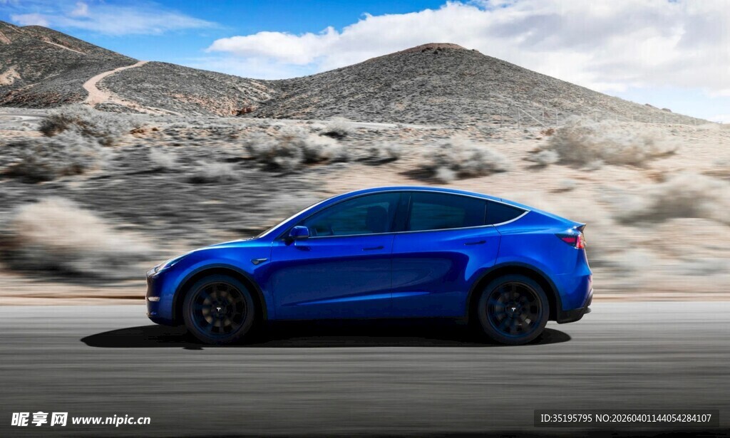 蓝色跑车驰骋于荒漠公路