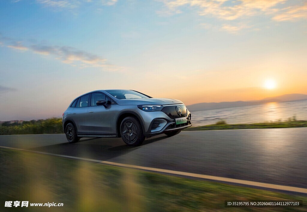 夕阳下公路上的酷炫汽车