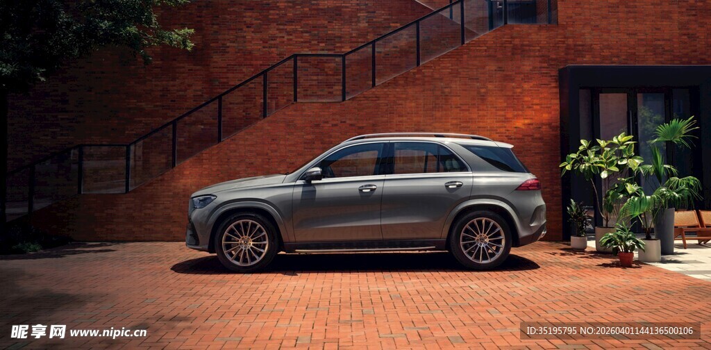 时尚SUV停于红砖建筑旁