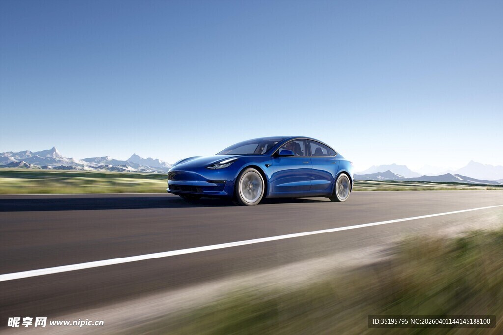 公路上行驶的蓝色电动汽车