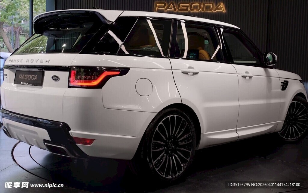 白色路虎揽胜后部特写