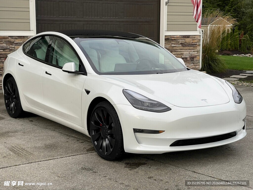 白色特斯 3停在家门前