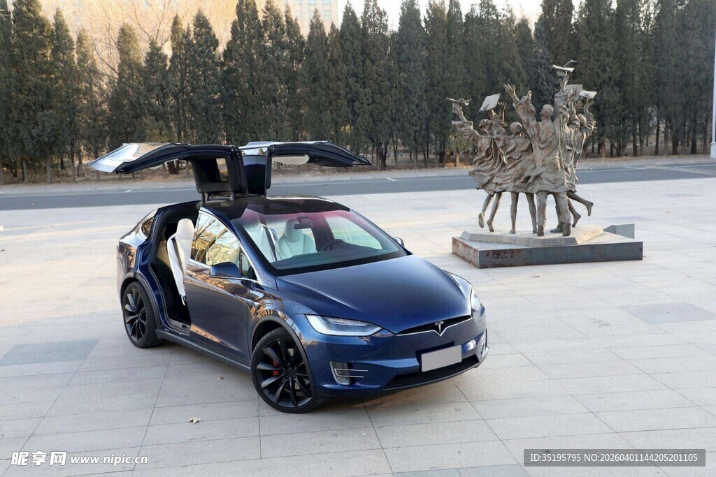 炫酷蓝车开启鸥翼车门