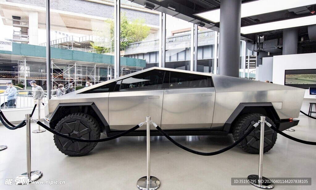未来感电动皮卡展示