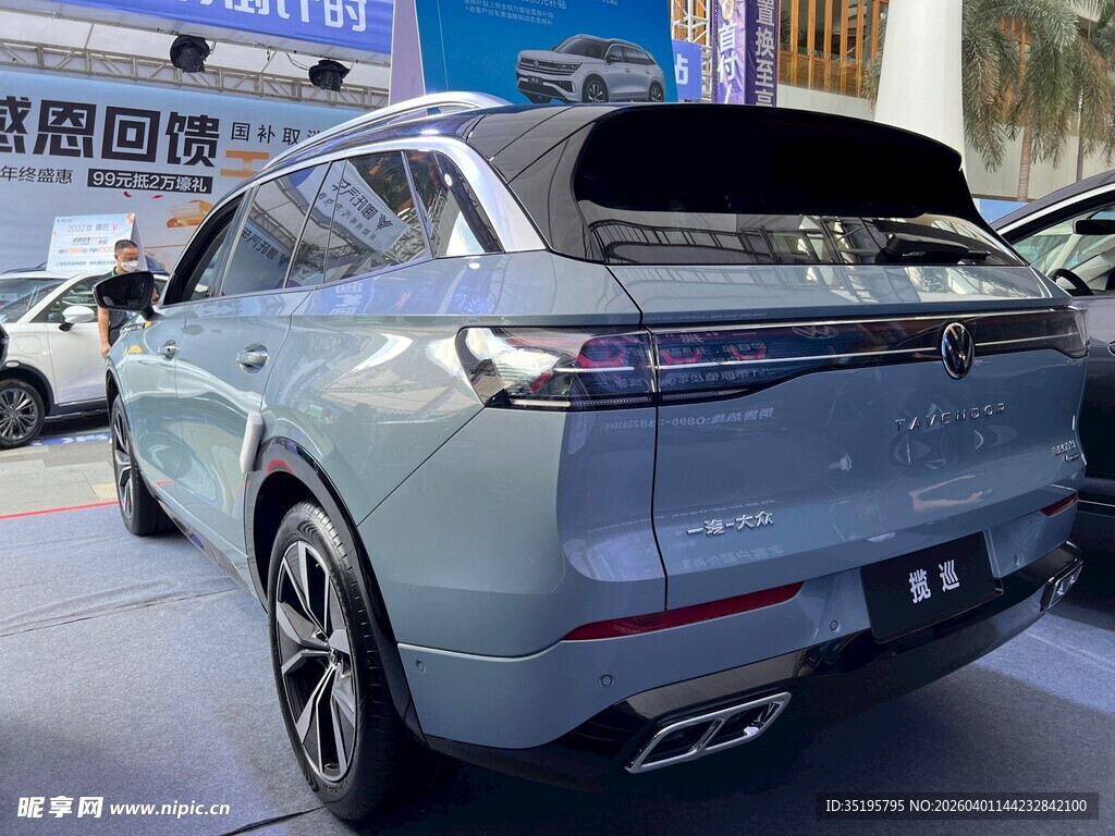 时尚银灰SUV汽车尾部特写