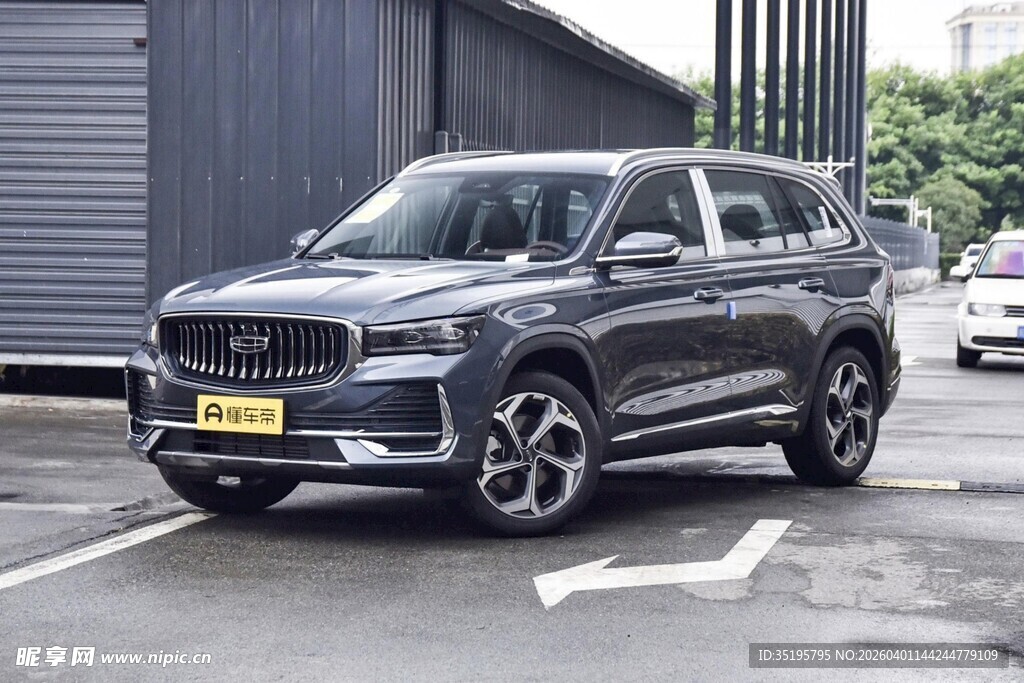 黑色SUV停在户外停车场