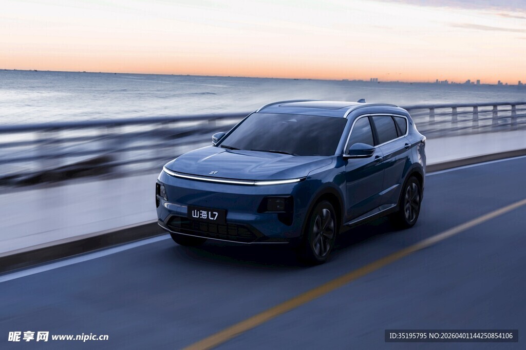 海滨公路上的炫酷电动汽车