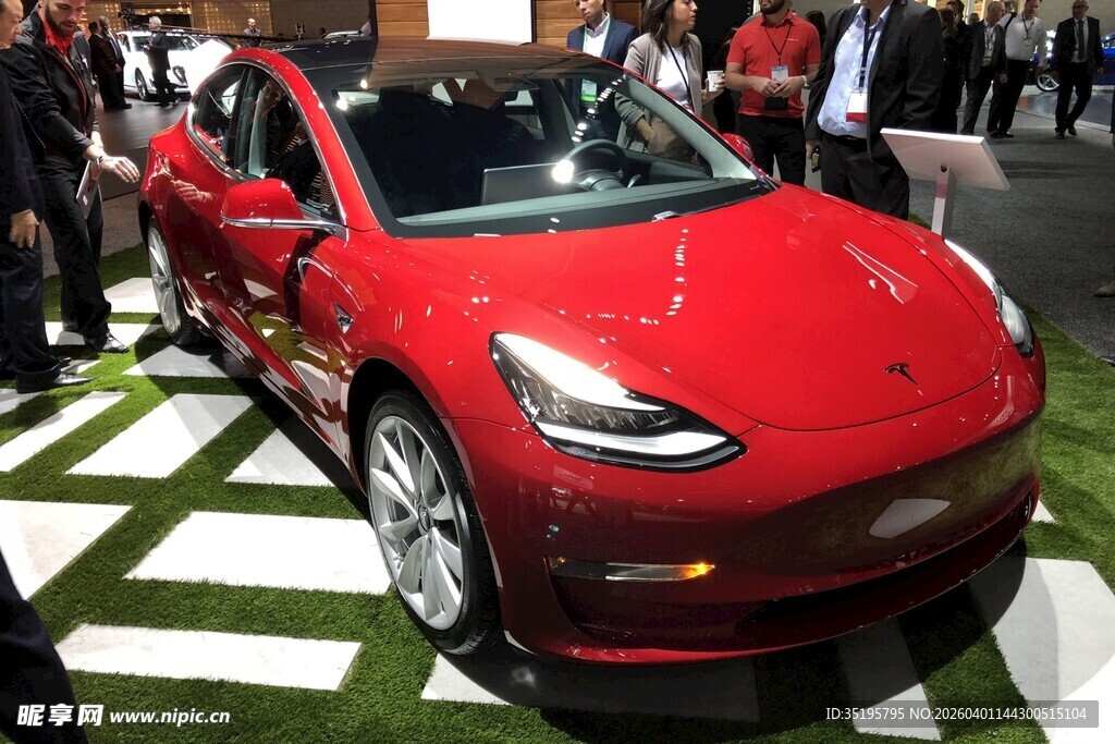 红色特斯拉汽车展厅展示