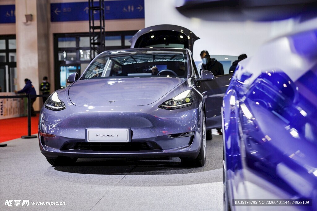 车间内的紫色特斯拉汽车